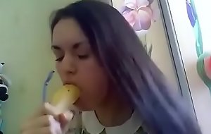 Jovencita hace el reto del platano y lo manda a todos los amigos de su padre.