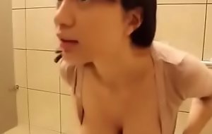 Masturbandose en el baño