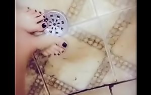 Aline tavares lavando seus pés no banho