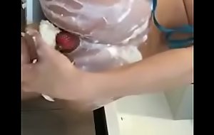 Cagando Fresas con crema del culito