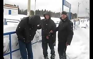 Monstrando os bagos na neve