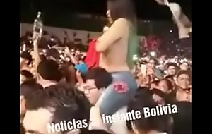 Boliviana muestra las tetas en concierto de nicky obligate y le roban