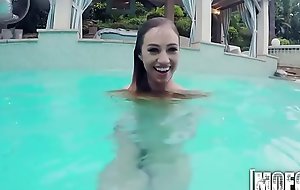 Skinny Dipping GF porn video Under Water BJ - Mofoxxx fuck movie