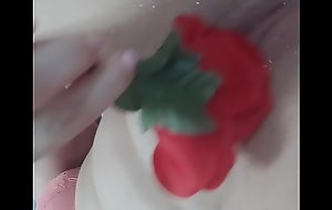 Mimi metendo uma rosa no seu cu