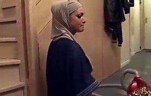 Hijabi slutwife fucked right into an asshole
