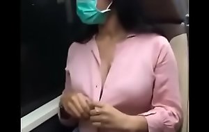 Morena danada mostrou os peitos no trem