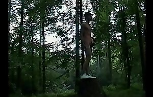 BluttBoy spaziert nackt im Wald