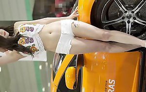 公众号【91报社】韩国车展气质白色短裤车模性感诱惑
