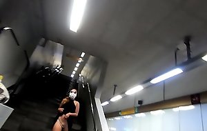 travesuras en el metro de la ciudad en cuarentena, me desnudo y me masturbo (video completo en XVIDEOS.RED)
