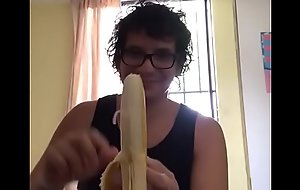 Putita caliente pela banana para luego comersela (Garganta profunda)