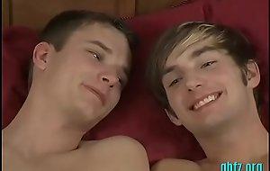 Twink homo gets his one-eyed monster sucked