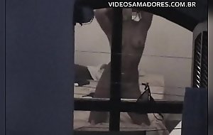 Rapaz grava vídeo da vizinha exibicionista que o provoca com putaria diariamente