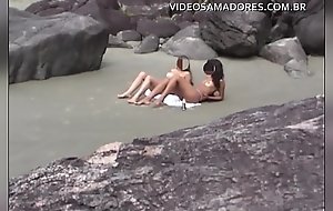 Turista voyeur flagra duas garotas fazendo topless em praia brasileira
