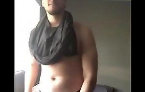 Boy tirando a roupa
