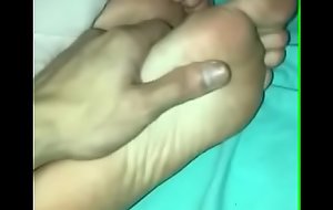 filmei os pés da minha namora enquanto ela estava dormindo !