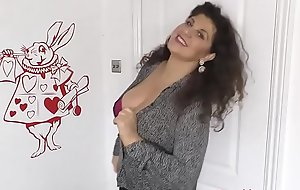 Mature Gilly shows dancing skills and downblouse