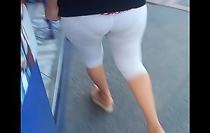 vendedora claro madurita en leggins
