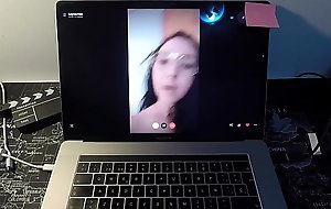 Actriz porno milf española se folla a un fan por webcam (VOL III). Esta madurita sabe sacar bien la leche a distancia.