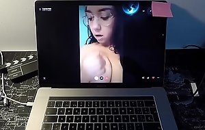 Actriz porno milf española se folla a un fan por webcam. Esta madurita sabe sacar bien la leche a distancia.