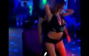 Baile caliente en discoteca peruana