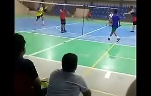 João carlos come momota da shopee em um jogo de badminton