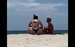 Mi novia bisexual conquistando mujeres en la playa!