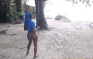 Ebony girl looking for some strangers in the beach so she can get fucked