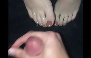 Spraying cumshot on sexy toes