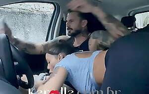 Não me aguentei e chupei meu namorado no carro - fuck karolla XXX video .br