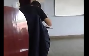 Masturbandose mi compa en horas de clase