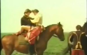 sexo hetero montado sobre  un caballo