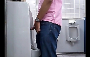 Taiwanese schoolboy pissing 01